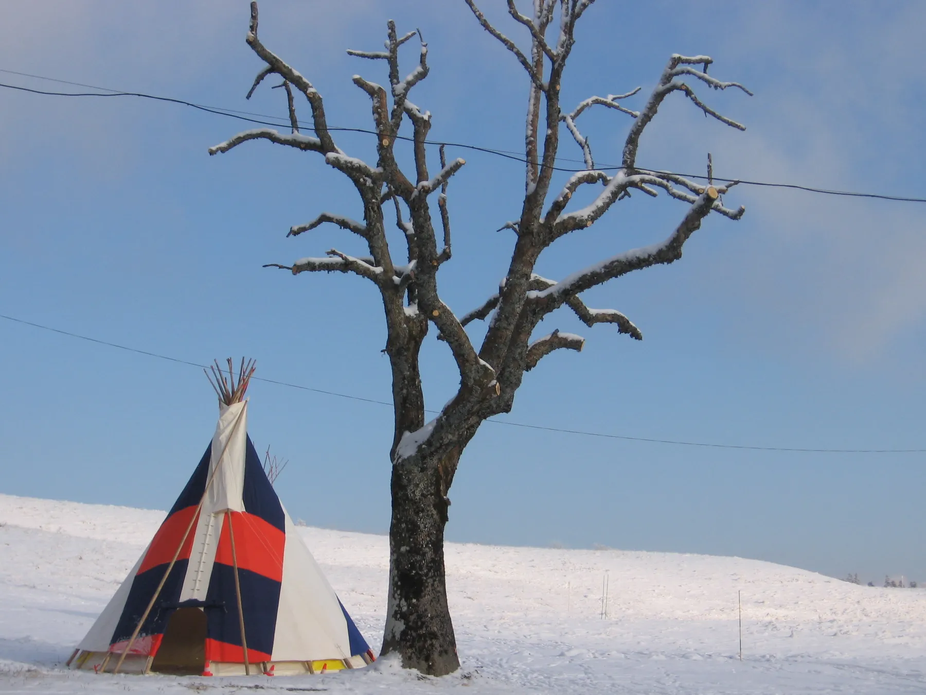 Tipi dressé dans un paysage enneigé